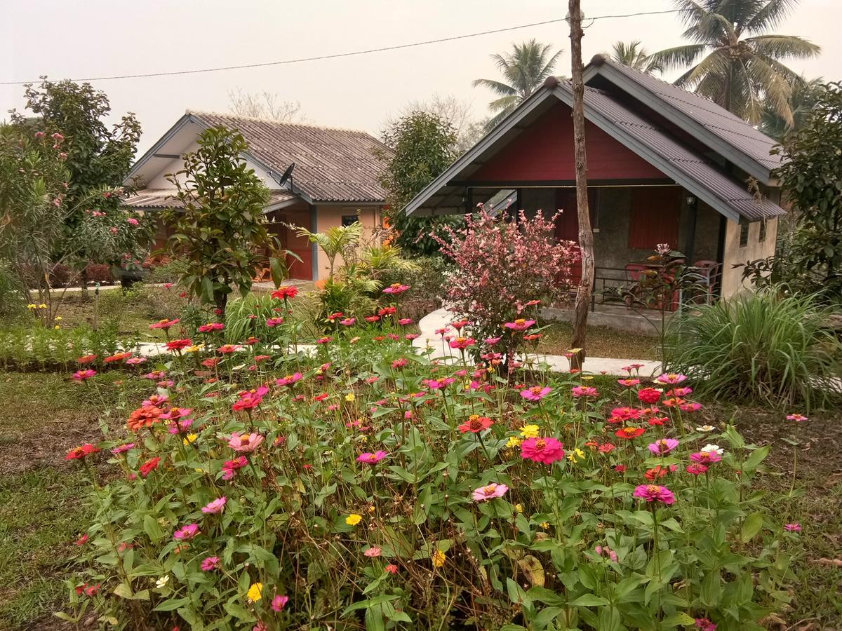 Ban Suan Sukjai Mae Sariang Hotel Exterior photo